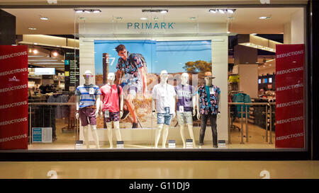 Wood Green, North London, 7. Mai 2016 - Schaufenster der Primark-Filiale in Wood Green. Primark bietet Ermäßigungen auf viele Artikel. Bildnachweis: Dinendra Haria/Alamy Live-Nachrichten Stockfoto