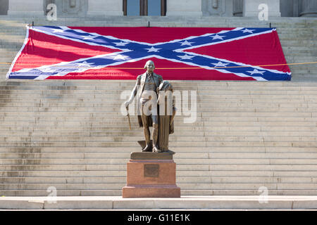 Columbia, South Carolina, USA. 7. Mai 2016. Ein Riesen Konföderierten Battle Flag auf den Stufen im Repräsentantenhaus hinter der Statue von George Washington während der Confederate Memorial Day Feierlichkeiten 7. Mai 2016 in Columbia, South Carolina. Die Veranstaltungen anlässlich südlichen Konföderierten Erbe fast ein Jahr nach der Entfernung der Konföderierten Flagge aus der Hauptstadt nach der Ermordung von neun Personen an der historischen schwarzen Mutter Emanuel AME Kirche kommen. Bildnachweis: Planetpix/Alamy Live-Nachrichten Stockfoto