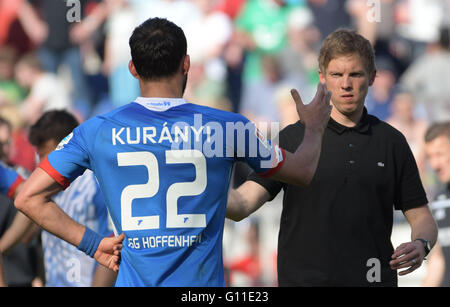 Hannover, Deutschland. 7. Mai 2016. Hoffenheim Trainer Julian Nagelsmann (R) Gespräche Spieler Kevin Kuranyi (L) nach die deutschen Fußball-Bundesliga-Fußball-Spiel zwischen Hannover 96 und TSG 1899 Hoffenheim in der HDI-Arena in Hannover, Deutschland, 7. Mai 2016. Foto: PETER STEFFEN/Dpa (EMBARGO Bedingungen - Achtung - aufgrund der Akkreditierungsrichtlinien der DFL nur erlaubt die Veröffentlichung und Nutzung von bis zu 15 Bilder pro im Internet und in Online-Medien während des Spiels Match) / Dpa/Alamy Live News Stockfoto