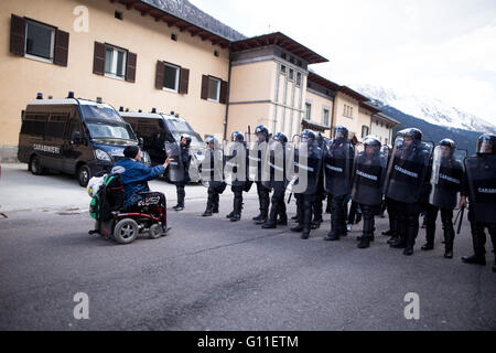 Brennerpass, Österreich-Italien-Grenze. 7. Mai 2016. Mann ist Rollstuhl versucht, Polizeiabsperrung zu stoppen. Rund 700 Demonstranten versammelten sich am Brenner gegen die Festung Europa und Grenzkontrollen zu demonstrieren. Die Demonstration endete bei schweren Zusammenstößen zwischen Anarchisten und Polizei. Bildnachweis: Michael Trammer/ZUMA Draht/Alamy Live-Nachrichten Stockfoto