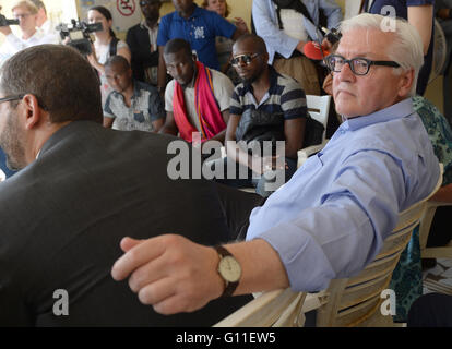 Niamey, Niger. 3. Mai 2016. Deutscher Außenminister Frank-Walter Steinmeier (R) spricht mit Migranten während eines Besuchs in der IOM-Aufnahmezentrum in Niamey, Niger, 3. Mai 2016. Foto: BRITTA PEDERSEN/Dpa/Alamy Live News Stockfoto