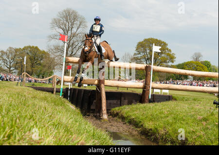 Badminton, South Gloucestershire, England, 7. Mai 2016, Zara Tindall und ihr Pferd High Königreich wiederherstellen aus einer in der Nähe von Herbst an den berüchtigten Vigarage Vee-Zaun eine klare Cross Country Runde bei Mitsubishi Motors Badminton Horse Trials 2016 abgeschlossen.  Bildnachweis: Trevor Holt / Alamy Live News Stockfoto