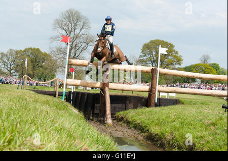 Badminton, South Gloucestershire, England, 7. Mai 2016, Zara Tindall und ihr Pferd High Königreich wiederherstellen aus einer in der Nähe von Herbst an den berüchtigten Vigarage Vee-Zaun eine klare Cross Country Runde bei Mitsubishi Motors Badminton Horse Trials 2016 abgeschlossen.  Bildnachweis: Trevor Holt / Alamy Live News Stockfoto