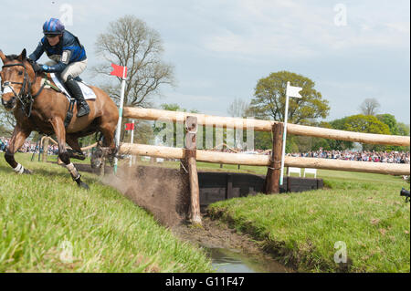 Badminton, South Gloucestershire, England, 7. Mai 2016, Zara Tindall und ihr Pferd High Königreich wiederherstellen aus einer in der Nähe von Herbst an den berüchtigten Vigarage Vee-Zaun eine klare Cross Country Runde bei Mitsubishi Motors Badminton Horse Trials 2016 abgeschlossen.  Bildnachweis: Trevor Holt / Alamy Live News Stockfoto