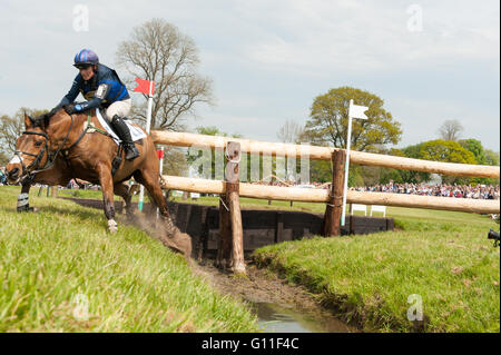 Badminton, South Gloucestershire, England, 7. Mai 2016, Zara Tindall und ihr Pferd High Königreich wiederherstellen aus einer in der Nähe von Herbst an den berüchtigten Vigarage Vee-Zaun eine klare Cross Country Runde bei Mitsubishi Motors Badminton Horse Trials 2016 abgeschlossen.  Bildnachweis: Trevor Holt / Alamy Live News Stockfoto