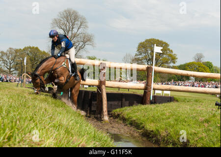 Badminton, South Gloucestershire, England, 7. Mai 2016, Zara Tindall und ihr Pferd High Königreich wiederherstellen aus einer in der Nähe von Herbst an den berüchtigten Vigarage Vee-Zaun eine klare Cross Country Runde bei Mitsubishi Motors Badminton Horse Trials 2016 abgeschlossen.  Bildnachweis: Trevor Holt / Alamy Live News Stockfoto