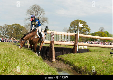 Badminton, South Gloucestershire, England, 7. Mai 2016, Zara Tindall und ihr Pferd High Königreich wiederherstellen aus einer in der Nähe von Herbst an den berüchtigten Vigarage Vee-Zaun eine klare Cross Country Runde bei Mitsubishi Motors Badminton Horse Trials 2016 abgeschlossen.  Bildnachweis: Trevor Holt / Alamy Live News Stockfoto