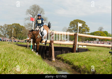 Badminton, South Gloucestershire, England, 7. Mai 2016, Zara Tindall und ihr Pferd High Königreich wiederherstellen aus einer in der Nähe von Herbst an den berüchtigten Vigarage Vee-Zaun eine klare Cross Country Runde bei Mitsubishi Motors Badminton Horse Trials 2016 abgeschlossen.  Bildnachweis: Trevor Holt / Alamy Live News Stockfoto