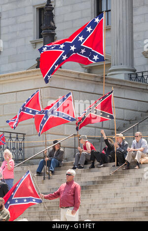 Columbia, South Carolina, USA. 7. Mai 2016. Kostümierte Konföderierten Re-enactment-Rallye auf den Stufen im Repräsentantenhaus zu Confederate Memorial Day 7. Mai 2016 feiern in Columbia, South Carolina. Die Veranstaltungen anlässlich südlichen Konföderierten Erbe fast ein Jahr nach der Entfernung der Konföderierten Flagge aus der Hauptstadt nach der Ermordung von neun Personen an der historischen schwarzen Mutter Emanuel AME Kirche kommen. Bildnachweis: Planetpix/Alamy Live-Nachrichten Stockfoto