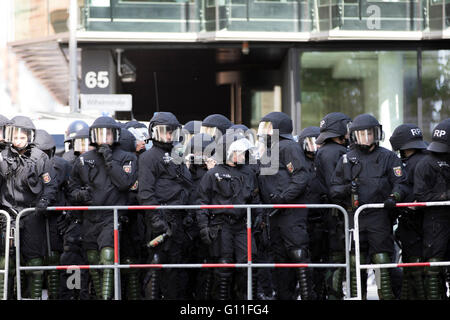 Tausende von antifaschistischen Aktivisten statt einen Counter-Protest gegen Rechtsextreme Gruppen in Berlin. Hunderte von Polizei säumten die Straßen, um zu verhindern, dass die beiden Seiten aufeinander. Stockfoto