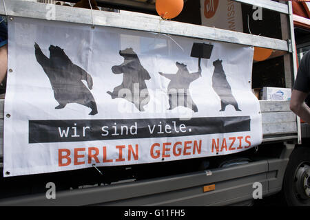 Tausende von antifaschistischen Aktivisten statt einen Counter-Protest gegen Rechtsextreme Gruppen in der Stadt. Hunderte von Polizei säumten die Straßen, um zu verhindern, dass die beiden Seiten aufeinander. Stockfoto