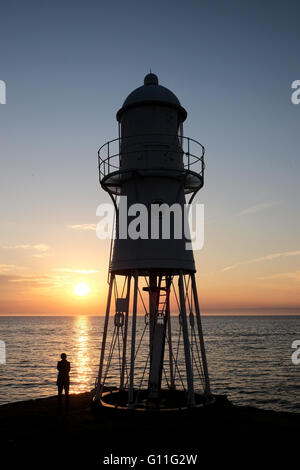 Portishead, N. Somerset, UK. 7. Mai 2016. Eine Flut und klarem Himmel sorgen für einen atemberaubenden Sonnenuntergang über den Bristol-Kanal in Richtung Wales Credit: Stephen Hyde/Alamy Live News Stockfoto