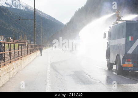 Brenner, Italien. 7. Mai 2016. Gewaltsame Zusammenstöße brach in der italienischen Seite des Brennerpasses zwischen Polizei und Maske tragen Demonstranten während einer Kundgebung gegen der österreichischen Regierung geplante Wiedereinführung von Grenzkontrollen an den Brenner. © Mauro Ujetto/Pacific Press/Alamy Live-Nachrichten Stockfoto