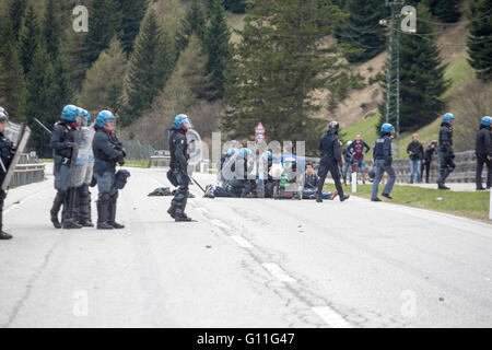 Brenner, Italien. 7. Mai 2016. Gewaltsame Zusammenstöße brach in der italienischen Seite des Brennerpasses zwischen Polizei und Maske tragen Demonstranten während einer Kundgebung gegen der österreichischen Regierung geplante Wiedereinführung von Grenzkontrollen an den Brenner. © Mauro Ujetto/Pacific Press/Alamy Live-Nachrichten Stockfoto