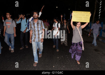 Kolkata, Indien. 7. Mai 2016. Jadavpur Universität Studenten organisiert eine Protestkundgebung protestieren gegen ABVP Außenseiter Mitglied Gewalt in Uni-Campus der Universität. Der Konflikt brach zwischen linken unterstützt Studentenwerk und ABVP. Einige Schüler wurden verletzt und einige Mädchen belästigt wurden auch von der Außenseiter und später eine Beschwerde gegen sie eingereicht. © Gaetano Piazzolla/Pacific Press/Alamy Live-Nachrichten Stockfoto