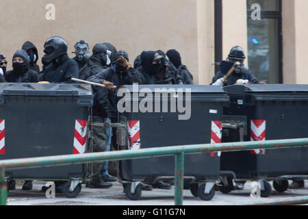 Brenner, Italien. 7. Mai 2016. Gewaltsame Zusammenstöße brach in der italienischen Seite des Brennerpasses zwischen Polizei und Maske tragen Demonstranten während einer Kundgebung gegen der österreichischen Regierung geplante Wiedereinführung von Grenzkontrollen an den Brenner. © Mauro Ujetto/Pacific Press/Alamy Live-Nachrichten Stockfoto