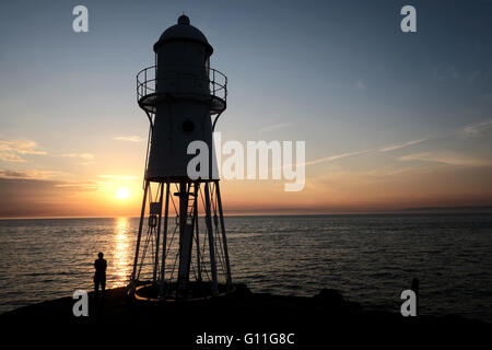 Portishead, N. Somerset, UK. 7. Mai 2016. Eine Flut und klarem Himmel sorgen für einen atemberaubenden Sonnenuntergang über den Bristol-Kanal in Richtung Wales Credit: Stephen Hyde/Alamy Live News Stockfoto