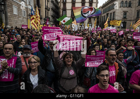 Barcelona, Katalonien, Spanien. 7. Mai 2016. Pro-Unabhängigkeit Katalanen halten ihre Plakate lesen "ohne Angst" schreien Parolen während einer Kundgebung vor Barcelonas Rathaus protestieren für zivilen Ungehorsam gegen den spanischen Staat © Matthias Oesterle/ZUMA Draht/Alamy Live News Stockfoto