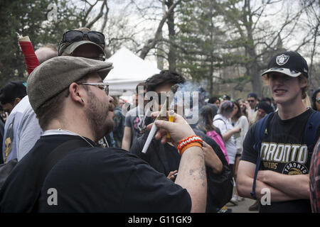 Toronto, Ontario, Kanada. 7. Mai 2016. Globale Marihuana-Veranstaltung am Toronto, CA. Menschen gefallen zu Verwendung von Marihuana als Medizin oder für Erholungszwecke versammeln sich in Queens Park in der Innenstadt von Toronto © Joao Luiz De Franco/ZUMA Draht/Alamy Live News Stockfoto