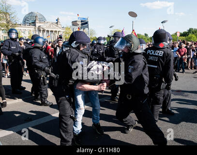 Berlin, Deutschland. 7. Mai 2016. Pro-Flüchtling-Demonstrator wird nach Schlägereien mit der Polizei in der Nähe von der Reichstag in Berlin verhaftet. Rechtsextreme Demonstranten wurden demonstrieren gegen Islam, Flüchtlinge und Angela Merkel in Mitte Berlin. Demonstranten forderten, dass Bundeskanzlerin Angela Merkel Stand unten wegen so große Zahl von Flüchtlingen und Migranten nach Deutschland einreisen. Bildnachweis: Iain Masterton/Alamy Live-Nachrichten Stockfoto