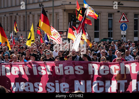 Berlin, Deutschland. 7. Mai 2016. Rechtsextreme Demonstranten demonstrieren gegen den Islam, Flüchtlinge und Angela Merkel in Mitte Berlin. Demonstranten forderten, dass Bundeskanzlerin Angela Merkel Stand unten wegen so große Zahl von Flüchtlingen und Migranten nach Deutschland einreisen. Bildnachweis: Iain Masterton/Alamy Live-Nachrichten Stockfoto