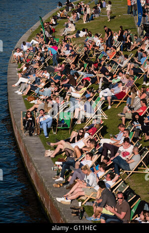 Berlin, Deutschland. 7. Mai 2016. Berliner machte das Beste aus dem heißen Wetter heute mit diesem outdoor-Bar neben der Spree mit Menschen entspannen und Trinken beschäftigt. Bildnachweis: Iain Masterton/Alamy Live-Nachrichten Stockfoto