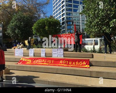 AUCKLAND, Mai 7: Banner des sozialistischen Aotearoa, ein Aktivist Organisation der Anti-kapitalistischen Arbeiter und Studenten auch in der Gewerkschaftsbewegung beteiligt als Aktivisten, Teilnehmer und Organisatoren auf Aotea Square in Auckland, Neuseeland auf Samstag, 7. Mai 2016. Stockfoto