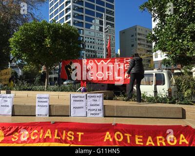 AUCKLAND, Mai 7: Banner des sozialistischen Aotearoa, ein Aktivist Organisation der Anti-kapitalistischen Arbeiter und Studenten auch in der Gewerkschaftsbewegung beteiligt als Aktivisten, Teilnehmer und Organisatoren auf Aotea Square in Auckland, Neuseeland auf Samstag, 7. Mai 2016. Stockfoto