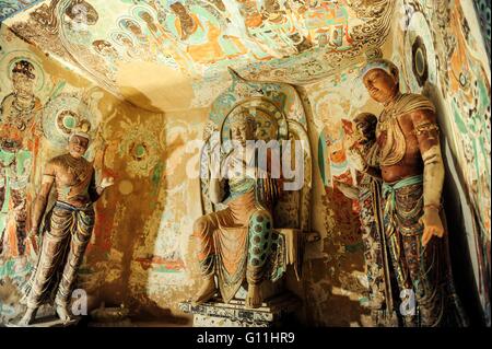 Los Angeles, USA. 6. Mai 2016. Foto aufgenommen am 6. Mai 2016 zeigt die "Höhlentempel von Dunhuang: buddhistische Kunst auf Chinas Seidenstraße" Ausstellung im Getty Center in Los Angeles, Vereinigte Staaten. Die Ausstellung "Höhlentempel von Dunhuang: buddhistische Kunst auf Chinas Seidenstraße" für die Öffentlichkeit am Samstag geöffnet. Die Ausstellung dauert bis September, bietet dem Besucher die Chance zu erfahren Sie mehr über die Kunst und Geschichte der Mogao-Grotten, die als ein buddhistisches Zentrum in China vom 4. bis zum 14. Jahrhundert blühte. © Zhao Chaoqun/Xinhua/Alamy Live-Nachrichten Stockfoto