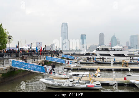 Die North Cove Yacht Harbour ist voll von Zuschauern die 2016 America Cup World Series in New York City Stockfoto