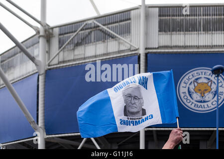 Leicester, UK. 7. Mai 2016.Up für 1000 italienischen Super-Fans von Leicester City-Trainer Claudio Ranieri sind absteigend auf Leicester zu feiern, wie der Verein heute die Premier-League-Trophäe hebt. Das Spiel zwischen Leicester City und Everton endete in einem 3: 1-Sieg für die Füchse. Fans feierten rund um die Stadt auch in der Nacht im Zentrum. Bildnachweis: Ian Francis/Alamy Live-Nachrichten Stockfoto