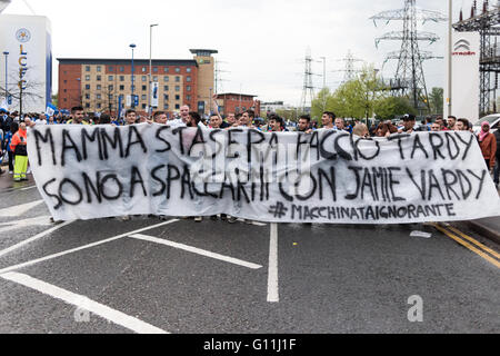 Leicester, UK. 7. Mai 2016.Up für 1000 italienischen Super-Fans von Leicester City-Trainer Claudio Ranieri sind absteigend auf Leicester zu feiern, wie der Verein heute die Premier-League-Trophäe hebt. Das Spiel zwischen Leicester City und Everton endete in einem 3: 1-Sieg für die Füchse. Fans feierten rund um die Innenstadt in die Nacht hinein. Italienischen Fans mit Banner. Bildnachweis: Ian Francis/Alamy Live-Nachrichten Stockfoto