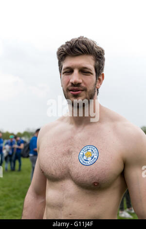 Leicester, UK, 07. Mai 2016.Up für 1000 italienischen Super-Fans von Leicester City-Trainer Claudio Ranieri sind absteigend auf Leicester als Club Party hebt heute die Premier-League-Trophäe. Das Spiel zwischen Leicester City und Everton endete in einem 3: 1-Sieg für die Füchse. Fans feierten rund um die Innenstadt in die Nacht hinein. Italienische Fußball-Fan Leicester City Football Club Abzeichen auf der Brust tragen. Bildnachweis: Ian Francis/Alamy Live-Nachrichten Stockfoto