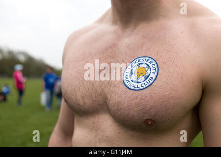 Leicester, UK, 07. Mai 2016.Up für 1000 italienischen Super-Fans von Leicester City-Trainer Claudio Ranieri sind absteigend auf Leicester als Club Party hebt heute die Premier-League-Trophäe. Das Spiel zwischen Leicester City und Everton endete in einem 3: 1-Sieg für die Füchse. Fans feierten rund um die Innenstadt in die Nacht hinein. Drilliche italienische Fußballfan Leicester City Football Club Abzeichen auf der Brust tragen. Bildnachweis: Ian Francis/Alamy Live-Nachrichten Stockfoto