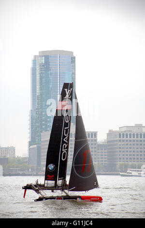 Amerikas Cup Racing Yacht zurück nach New York City Stockfoto