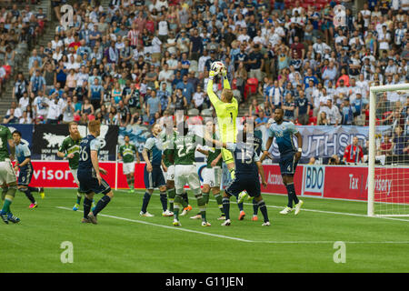 Vancouver, Kanada. 7, Mai 2016. MLS Fußball - Vancouver Whitecaps Torhüter David Ousted (1) blockt den Schuß ab. Vancouver Vs Portland, BC Place Stadium. Vancouver gewinnt 2: 1.  Bildnachweis: Gerry Rousseau/Alamy Live-Nachrichten Stockfoto