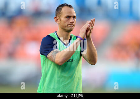 Houston, TX, USA. 7. Mai 2016. Sporting Kansas City Mittelfeldspieler Brad Davis (11) begrüßt die Houston Fans vor der MLS-Saison zwischen Houston Dynamo und Sporting Kansas City von BBVA Compass Stadion in Houston, TX übereinstimmen. Kredit-Bild: Erik Williams/Cal Sport Media/Alamy Live News Stockfoto