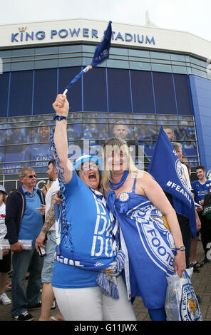 Leicester. 7. Mai 2016. Leicester City-Fans feiern den Premier League Titelgewinn vor King Power Stadium in Leicester, England am 7. Mai 2016. Bildnachweis: Han Yan/Xinhua/Alamy Live-Nachrichten Stockfoto