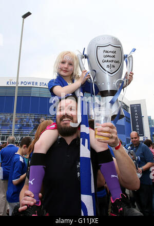 Leicester. 7. Mai 2016. Leicester City-Fans feiern den Premier League Titelgewinn vor King Power Stadium in Leicester, England am 7. Mai 2016. Bildnachweis: Han Yan/Xinhua/Alamy Live-Nachrichten Stockfoto