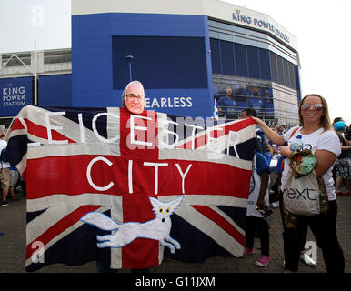 Leicester. 7. Mai 2016. Leicester City-Fans feiern den Premier League Titelgewinn vor King Power Stadium in Leicester, England am 7. Mai 2016. Bildnachweis: Han Yan/Xinhua/Alamy Live-Nachrichten Stockfoto