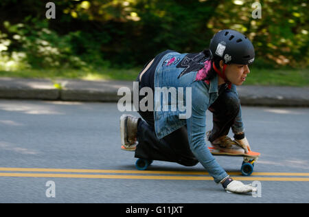 Vancouver, Kanada. 7. Mai 2016. Eine Skateboard konkurriert auf der abschüssigen Straße während des 4. Longboard-Rennens in Vancouver, Kanada, 7. Mai 2016. Die Veranstaltung ist Teil der jährlichen Jugend-orientierte CityFest, die mehr als 30 Skateboard-Fahrer zur Teilnahme angezogen. © Liang Sen/Xinhua/Alamy Live-Nachrichten Stockfoto