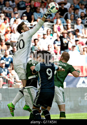 Vancouver, Kanada. 7. Mai 2016. Portland Timbers Torwart Jake Gleeson (L) blockt den Ball während ihrem MLS-Spiel gegen die Vancouver Whitecaps in Vacouver, Kanada, 7. Mai 2016. Die Vancouver Whitecaps gewann 2: 1. © Andrew Soong/Xinhua/Alamy Live-Nachrichten Stockfoto