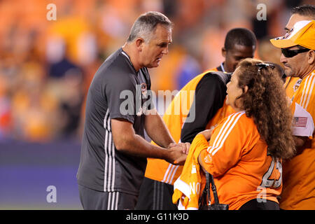 Houston, TX, USA. 7. Mai 2016. Houston Dynamo Cheftrainer Owen Coyle grüßt verschiedene Fans nach Houston Dynamo 2: 0-Sieg über Sporting Kansas City von BBVA Compass Stadion in Houston, Texas. Kredit-Bild: Erik Williams/Cal Sport Media/Alamy Live News Stockfoto