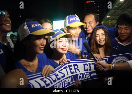 Bangkok, Thailand. 7. Mai 2016. Unterstützer von Leicester City spricht zu die Medien während feiert der englischen Premier League vor dem King Power Komplex in Bangkok. Leicester wurde Meister der englischen Premier League zum ersten Mal in der Vereinsgeschichte gekrönt. Stockfoto
