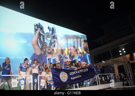 Bangkok, Thailand. 7. Mai 2016. Unterstützer von Leicester City feiert der englischen Premier League auf einer riesigen Leinwand vor dem King Power Komplex in Bangkok. Leicester wurde Meister der englischen Premier League zum ersten Mal in der Vereinsgeschichte gekrönt. Stockfoto