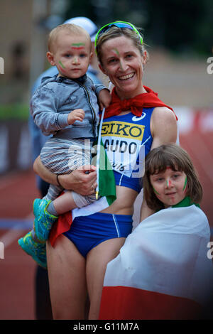 Rom, Italien. 7. Mai 2016. Italiens Elisa Rigaudo feiert mit ihren Kindern während der 20km-Senior Frauen-Finale bei den IAAF World Race Walking Team Championships Rom 2016 in Rom, Italien, 7. Mai 2016. © Jin Yu/Xinhua/Alamy Live-Nachrichten Stockfoto