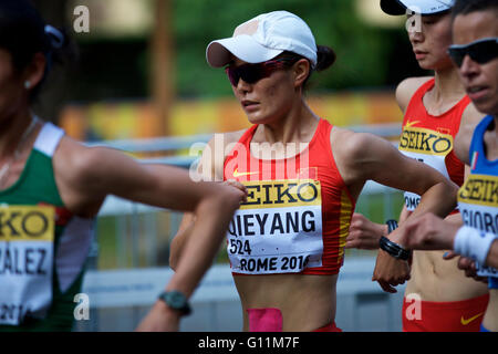 Rom, Italien. 7. Mai 2016. Chinas Qieyang Shijie konkurriert im 20km-Senior Frauen-Finale bei den IAAF World Race Walking Team Championships Rom 2016 in Rom, Italien, 7. Mai 2016. © Jin Yu/Xinhua/Alamy Live-Nachrichten Stockfoto
