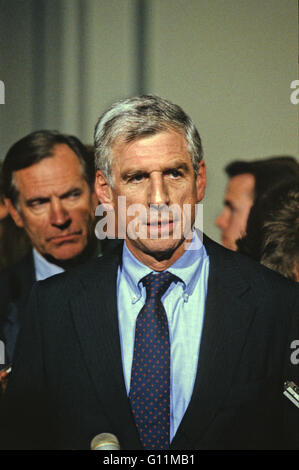 Washington, District Of Columbia, USA. 4. Mai 2016. US-Senator John Danforth (Republikanische von Missouri) spricht mit Reportern während einer Pause im Zeugnis von Professor Anita Hill, wie sie vor dem Justizausschuss des Vereinigte Staaten Senats auf die Bestätigung der Richter Clarence Thomas Richter des Supreme Court in Washington, DC am 11. Oktober sein bezeugt 1991.Credit: Arnie Sachs/CNP © Arnie Sachs/CNP/ZUMA Draht/Alamy Live News Stockfoto