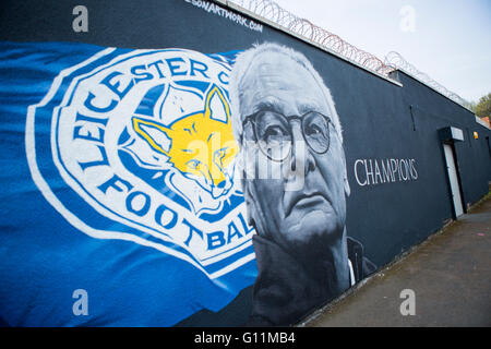 Leicester City, Großbritannien. 7. Mai 2016. Streetart-Künstler Richard Wilson hat einen riesigen Claudio Ranieri auf einer Wand in Leicester und als Hommage an die atemberaubende Leistung Gewinn der Premier League 2015/2016 Wandbild. Bildnachweis: Samy Khabthani/Alamy Live-Nachrichten Stockfoto