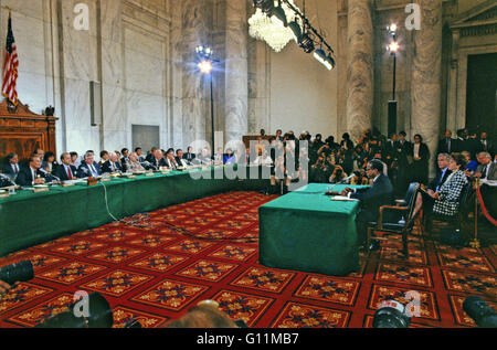 Washington, District Of Columbia, USA. 4. Mai 2016. Richter Clarence Thomas macht eine Aussage bei der Anhörung vor uns Justizausschuss des Senats, die Aussage von Professor Anita Hill über seine Bestätigung als Associate Justice von der US Supreme Court in uns Senat Caucus Zimmer in Washington, DC am 10. September 1991 zu hören. Thomas wurde für die Position vom amerikanischen Präsidenten George H.W. Bush am 1. Juli 1991 nominiert, den Ruhestand Gerechtigkeit Thurgood Marshall zu ersetzen. Bildnachweis: Arnie Sachs/CNP © Arnie Sachs/CNP/ZUMA Draht/Alamy Live-Nachrichten Stockfoto